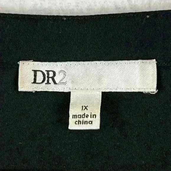 DR2 Sleeveless Blouse Top Sz 1X Black V-Neck 3-Button Front Pleats/Tucks - Picture 2 of 8